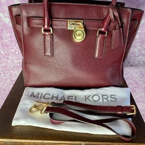 💃HP💃!Micheal Kors Hamilton, dust bag, shoulder strap never used, lock and key